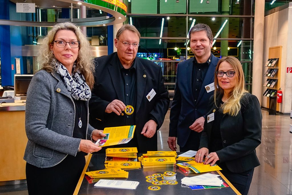 Der Info-Stand und die Materialien werden vorbereitet. Foto: Udo Bullerdieck