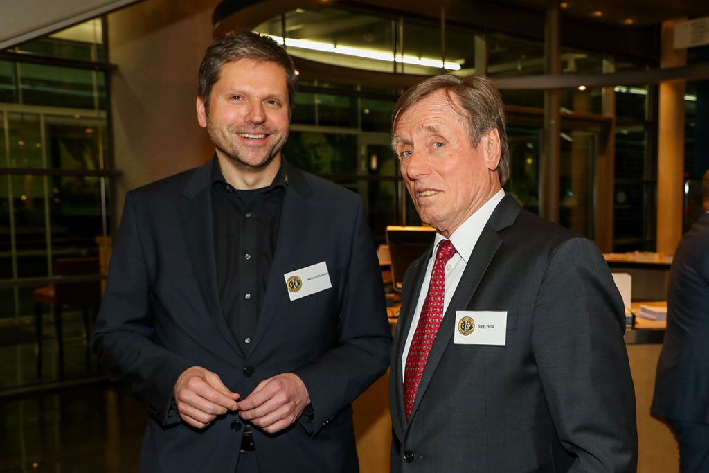 Die Fördervereinsmitglieder Hartmut Salmen und Siggi Held im Gespräch. Foto: Stephan Schütze