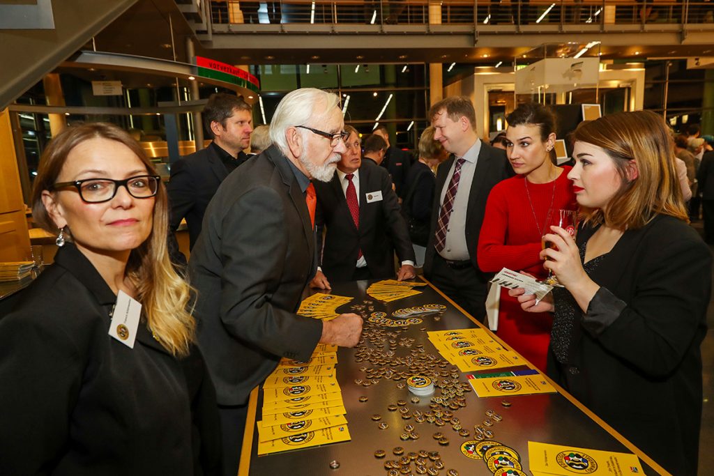 Die Gäste des Neujahrsempfangs zeigten sich sehr interessiert am Fußball-Projekt ‚Borussia Commondale‘. Foto: Stephan Schütze